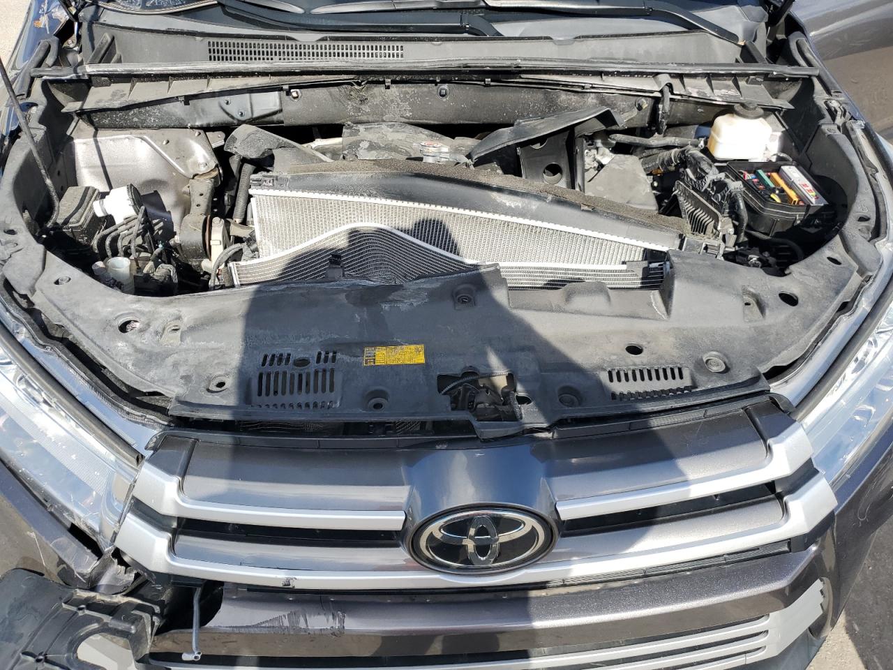 5TDZZRFH7KS341099 2019 Toyota Highlander Le