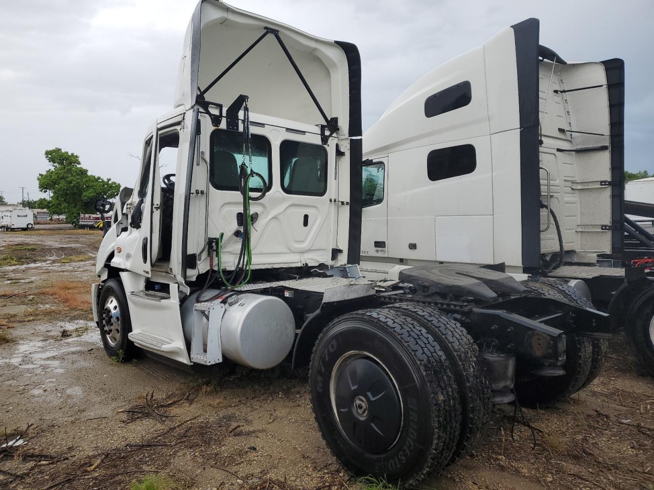 Lot #2935512137 2020 FREIGHTLINER CASCADIA 1