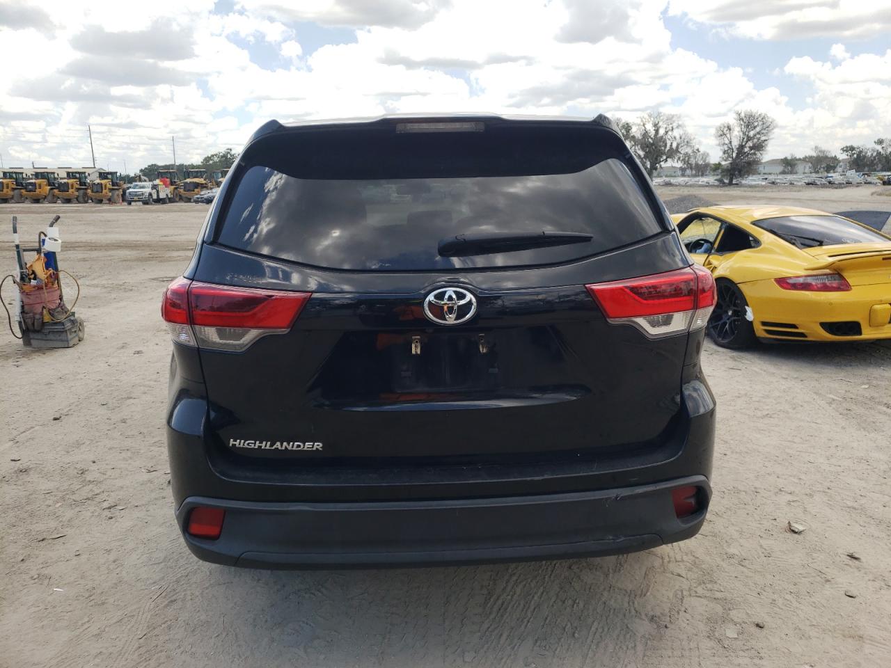5TDZZRFH7KS293216 2019 Toyota Highlander Le