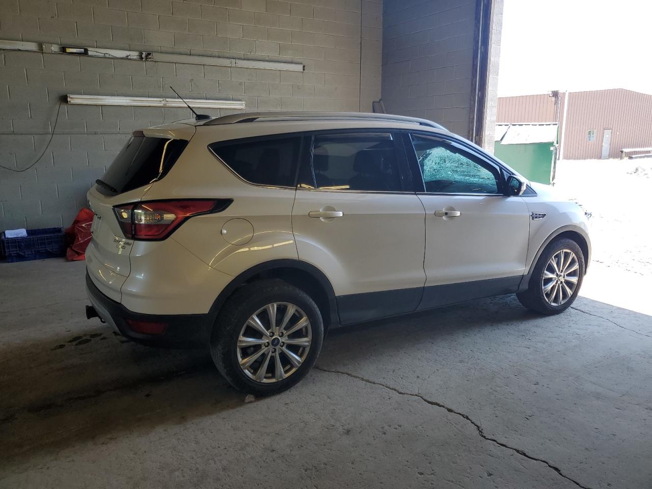 1FMCU9J93HUF03993 2017 Ford Escape Titanium