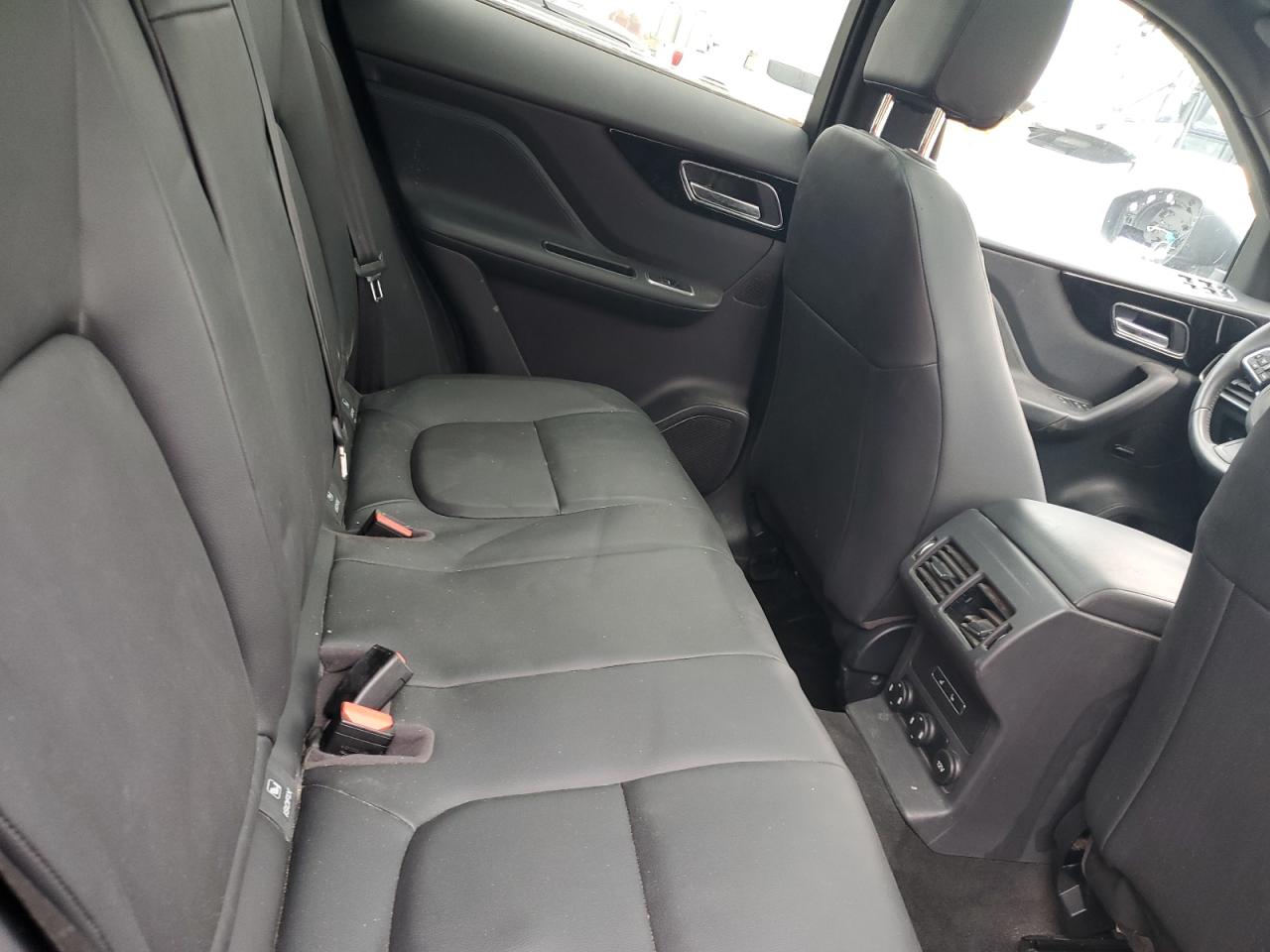 SADCJ2FX9JA281712 2018 Jaguar F-Pace Premium