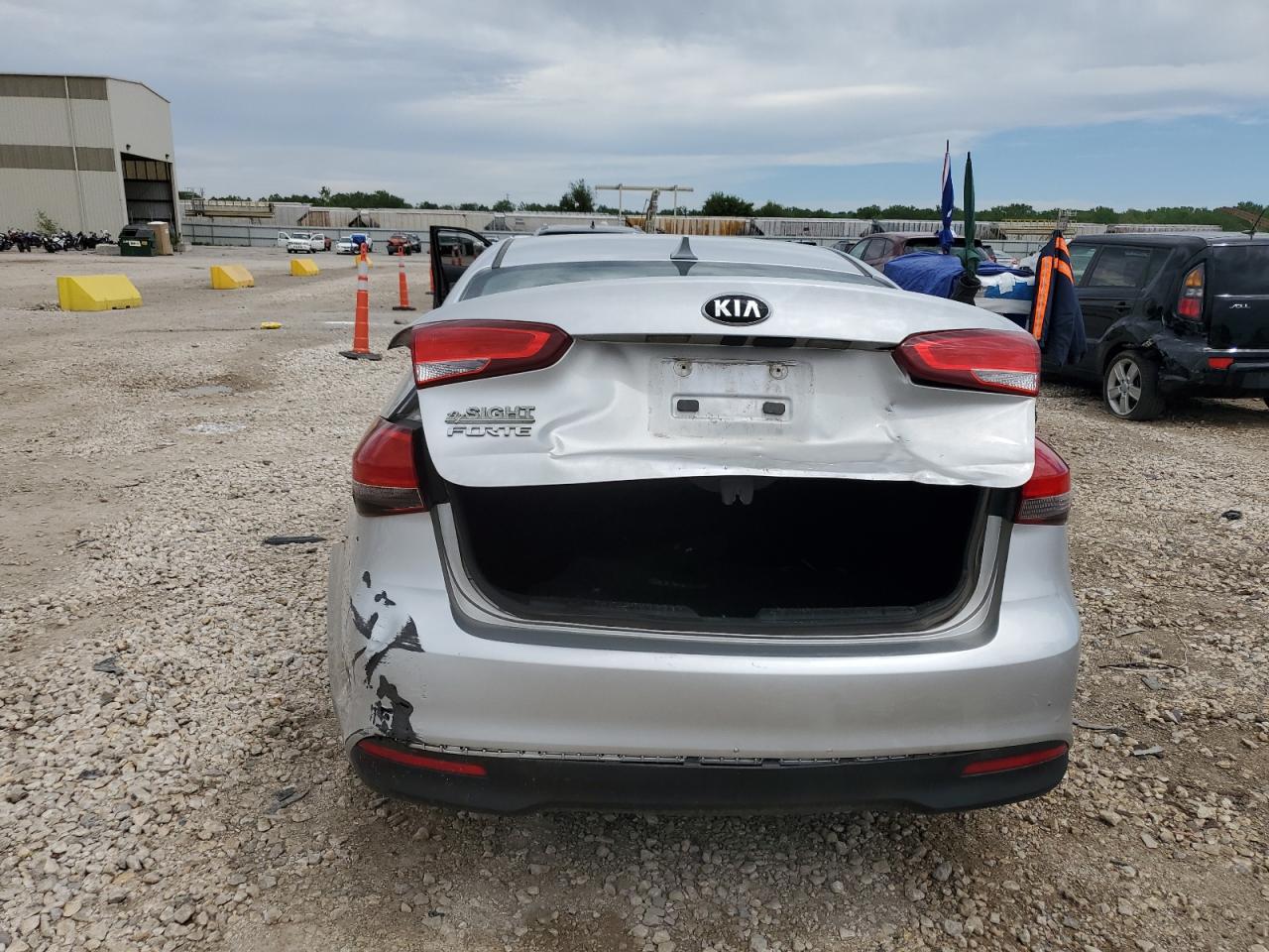 2018 Kia Forte Lx vin: 3KPFK4A75JE235641