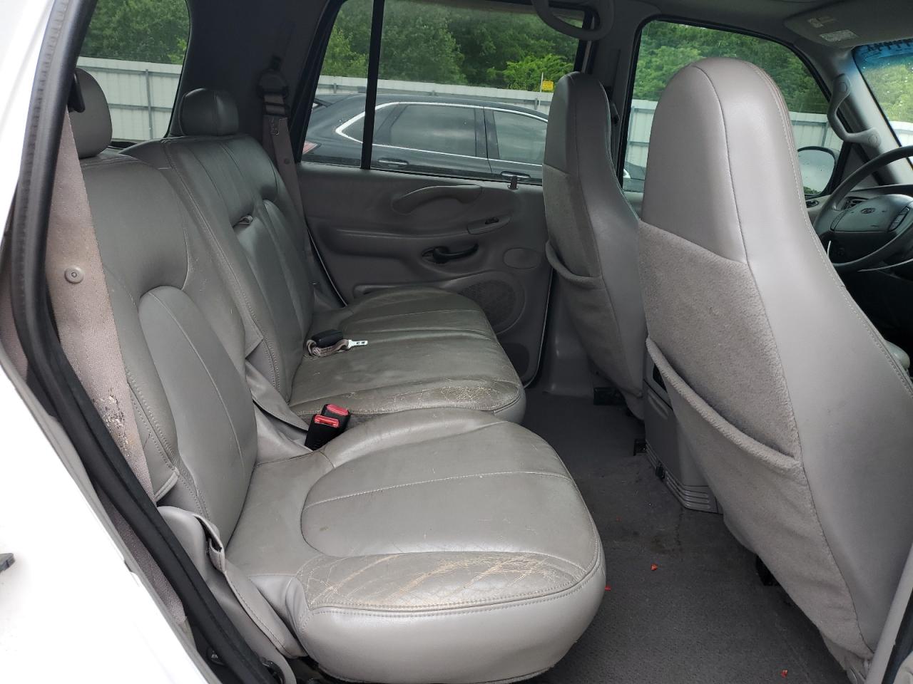 1FMRU15L42LA30457 2002 Ford Expedition Xlt