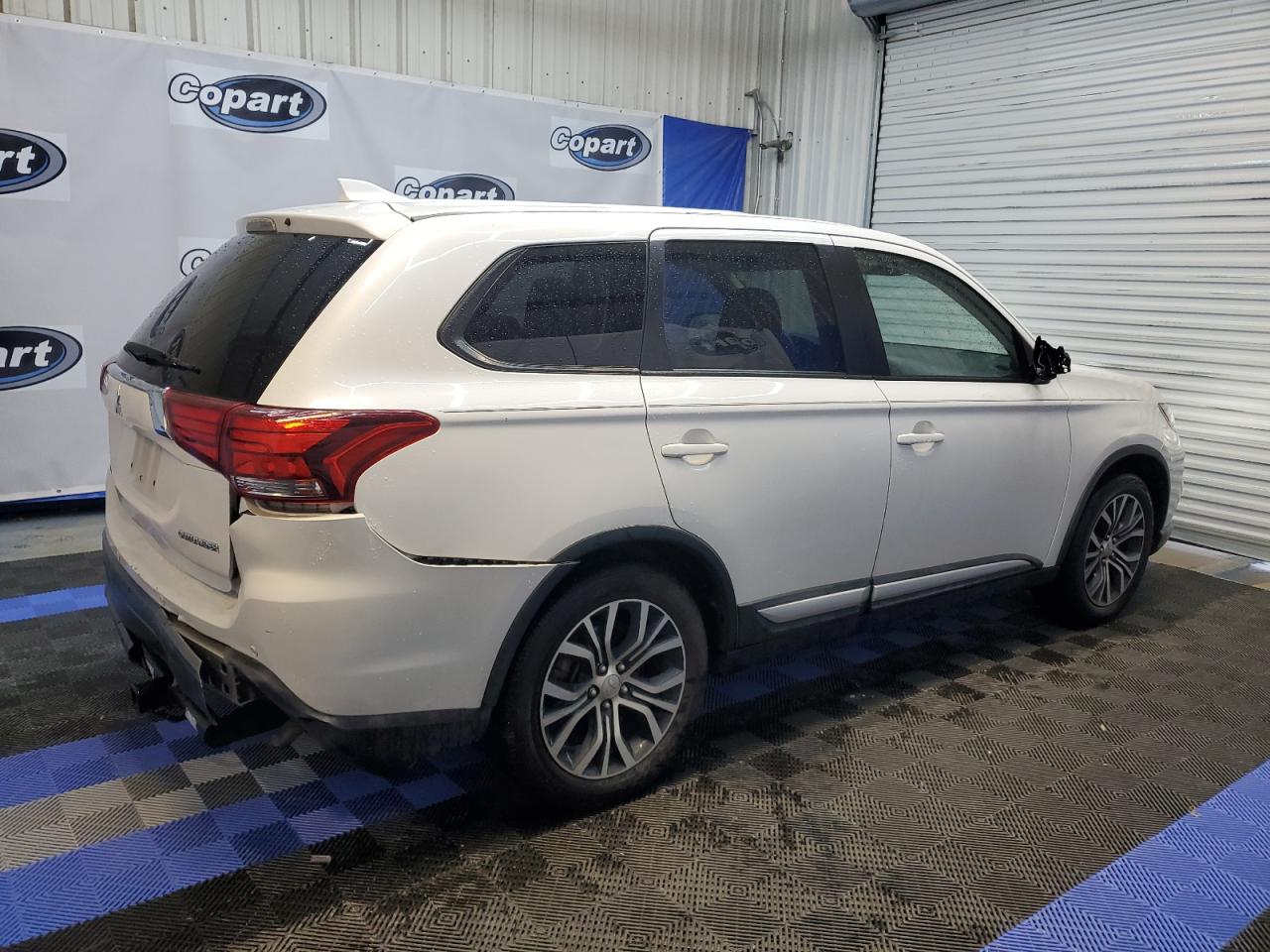 JA4AD2A35HZ054392 2017 Mitsubishi Outlander Es