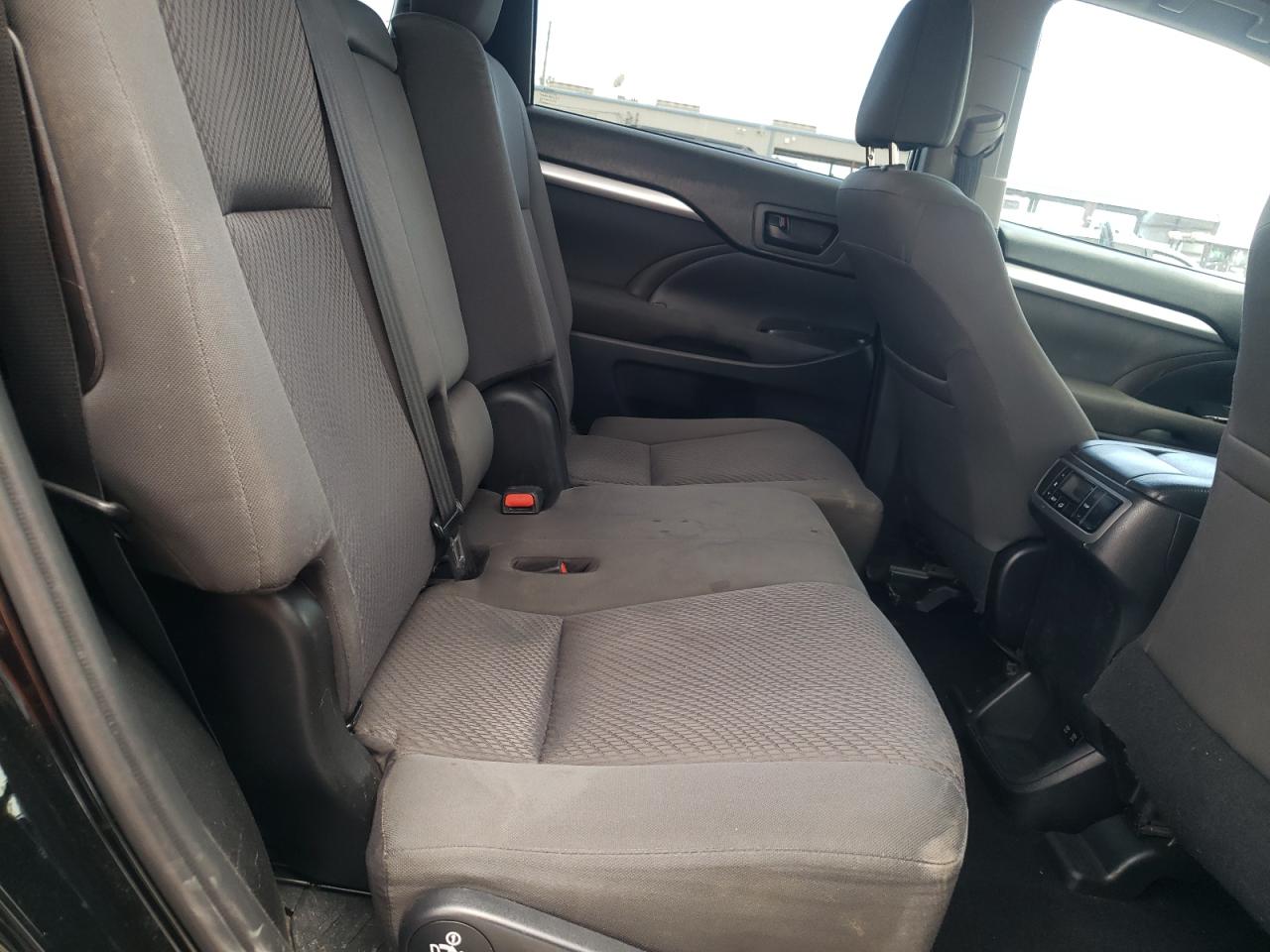 5TDZZRFH7KS293216 2019 Toyota Highlander Le