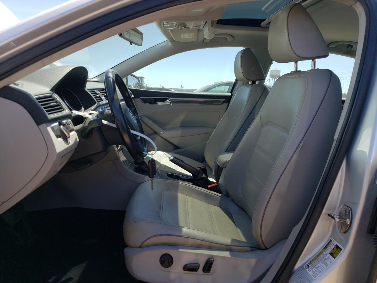 1VWBA7A3XJC015982 2018 Volkswagen Passat Se