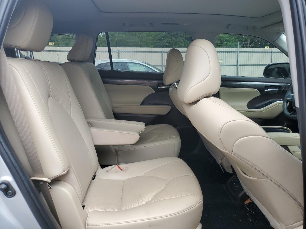 5TDFZRAH3MS065498 2021 Toyota Highlander Platinum