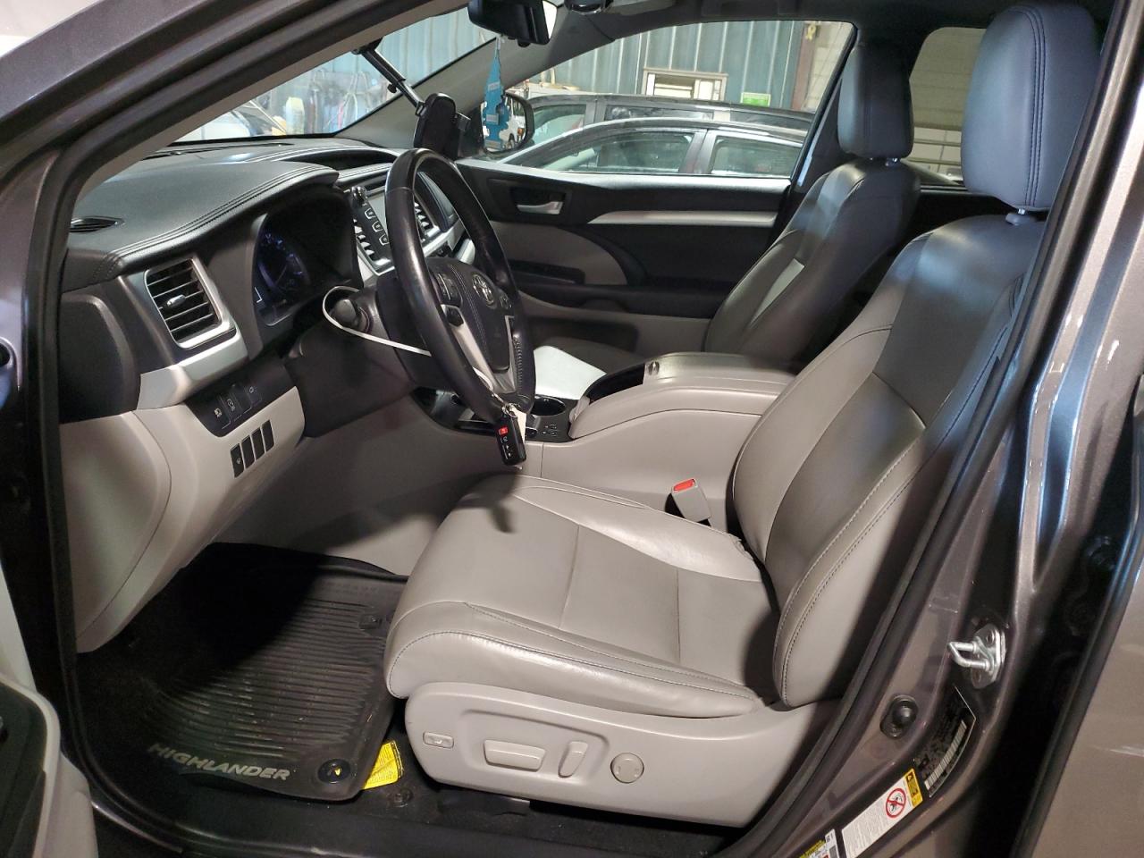 5TDJZRFH5HS405520 2017 Toyota Highlander Se