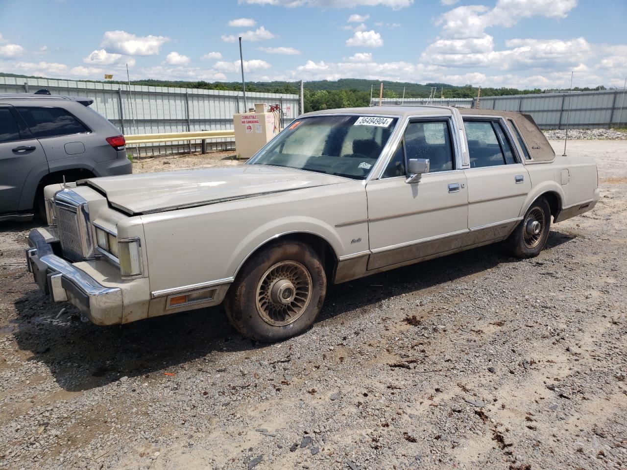 1LNBM82F9JY665670 1988 Lincoln Town Car Signature