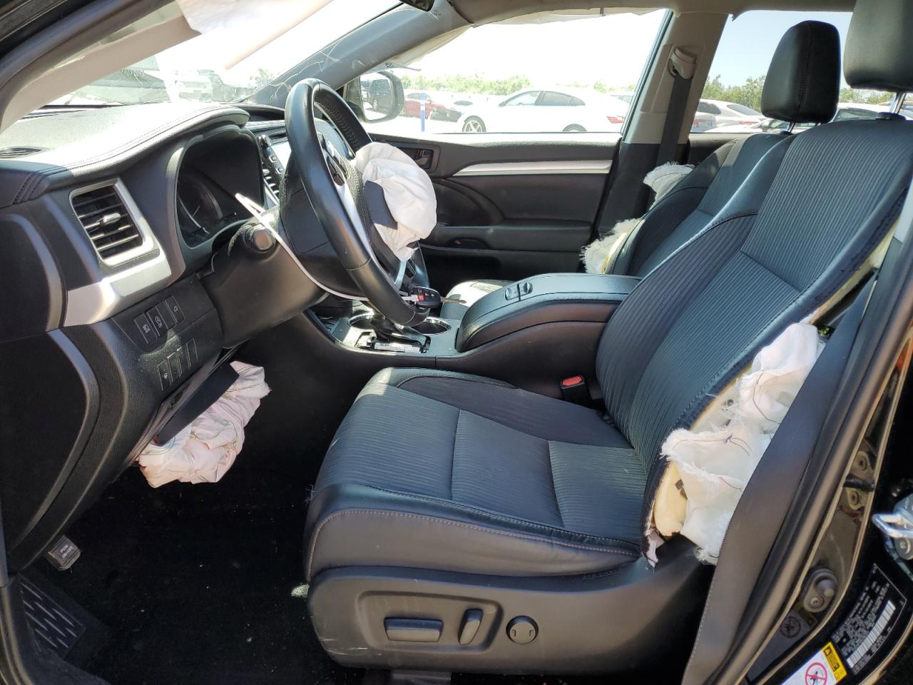 5TDZZRFH0KS362375 2019 Toyota Highlander Le