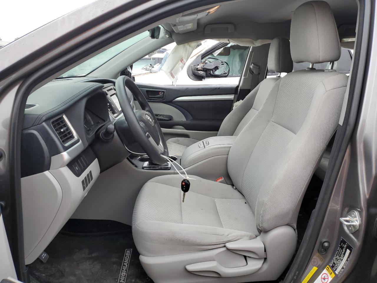 5TDZZRFH3HS228629 2017 Toyota Highlander Le