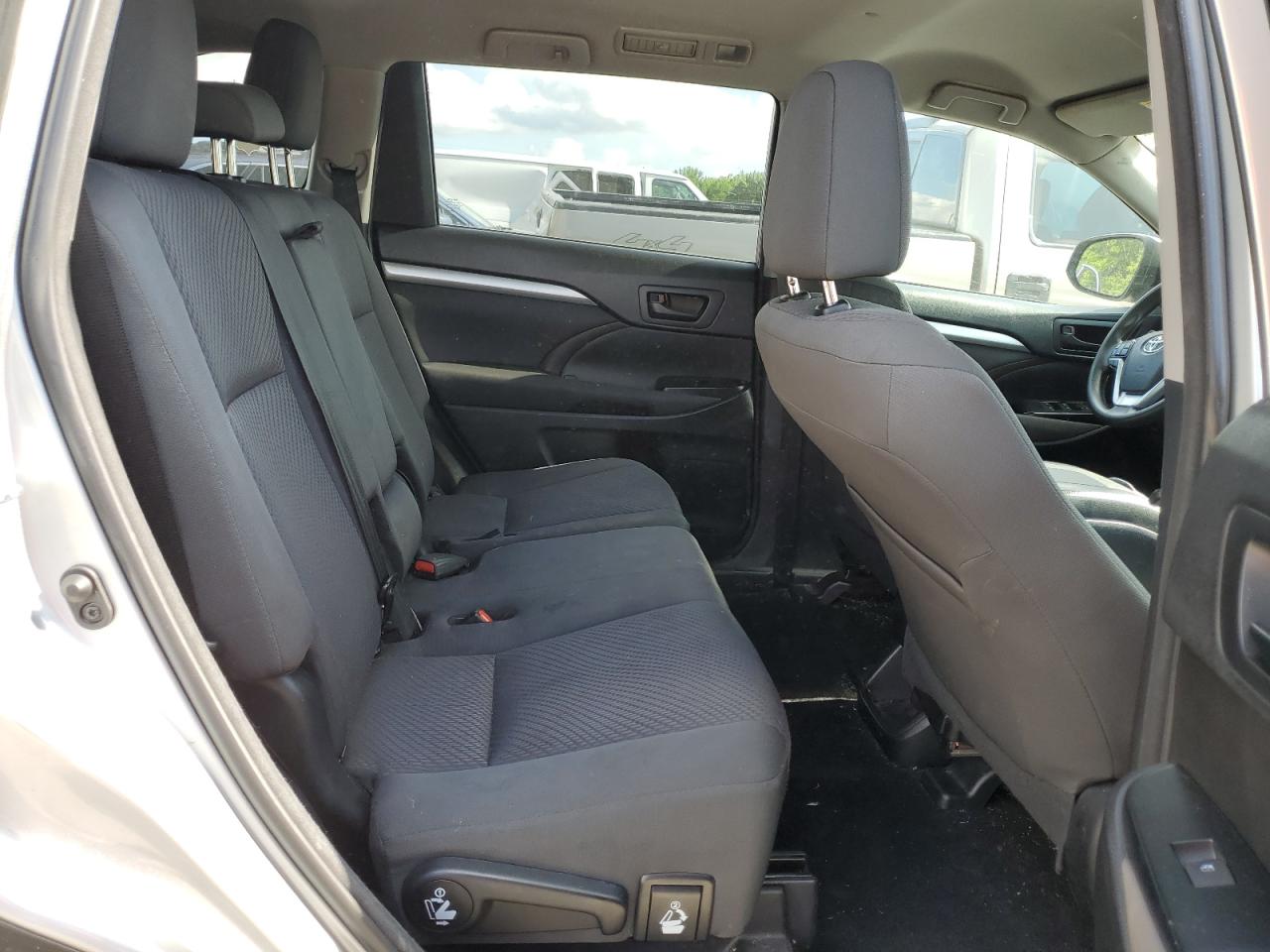 5TDZZRFH1JS267113 2018 Toyota Highlander Le