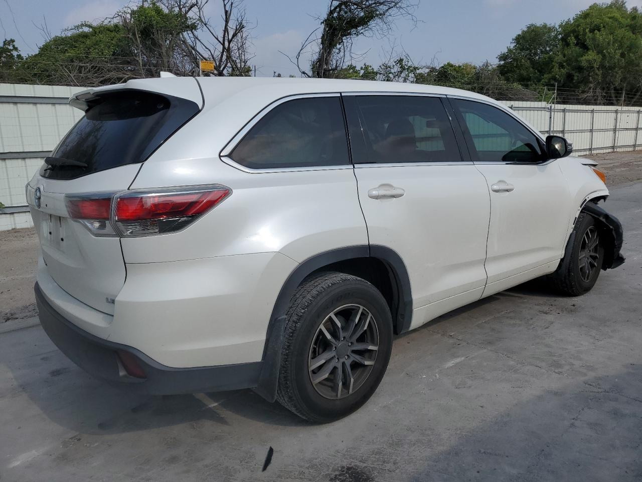 5TDZKRFH8GS185019 2016 Toyota Highlander Le