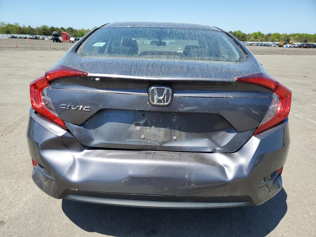 2HGFC2F52JH608102 2018 Honda Civic Lx