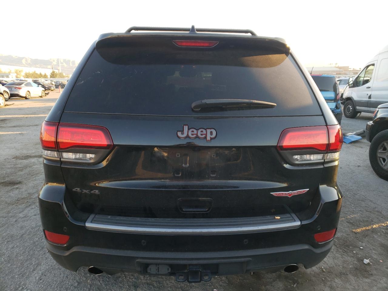 1C4RJFLT3JC129900 2018 Jeep Grand Cherokee Trailhawk