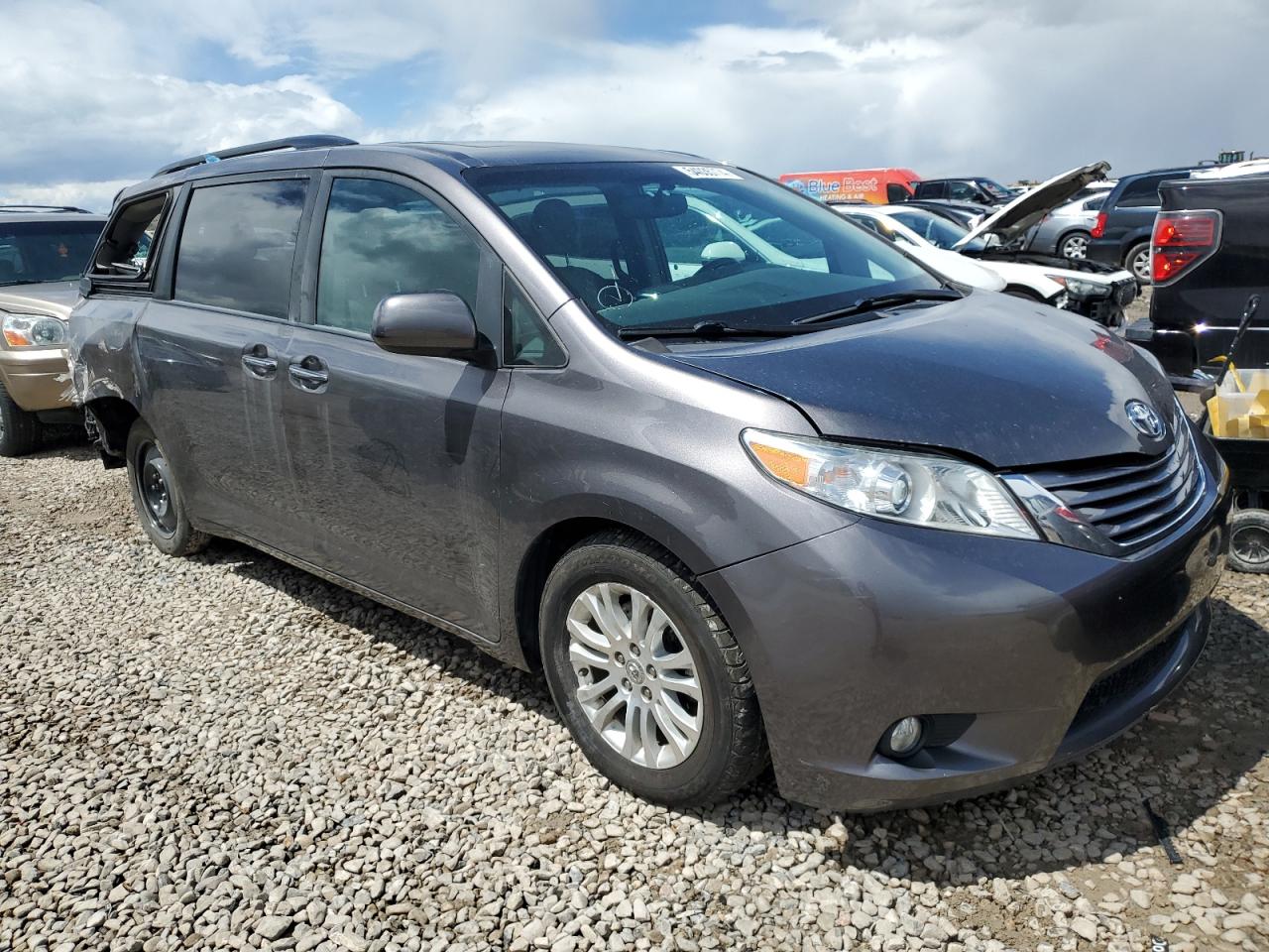 2017 Toyota Sienna Xle vin: 5TDYZ3DC3HS899444