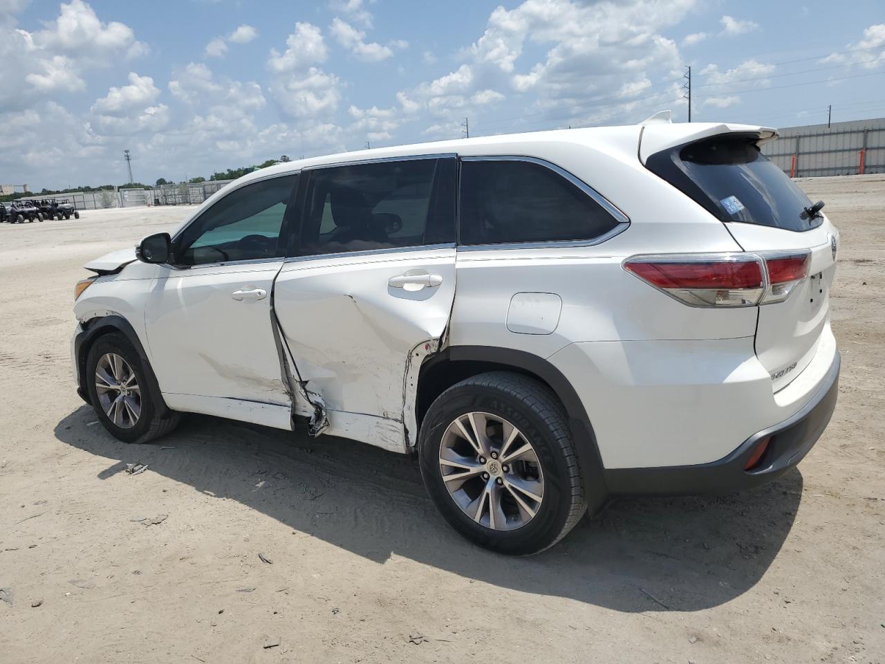 2015 Toyota Highlander Le vin: 5TDZKRFH5FS045685