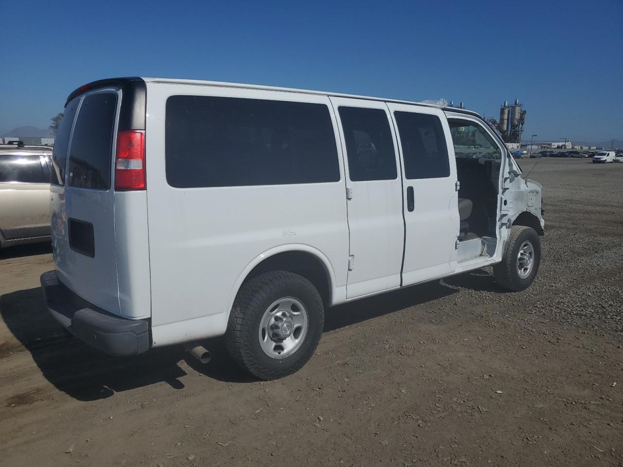 1GAWGEFF1G1325865 2016 Chevrolet Express G2500 Ls