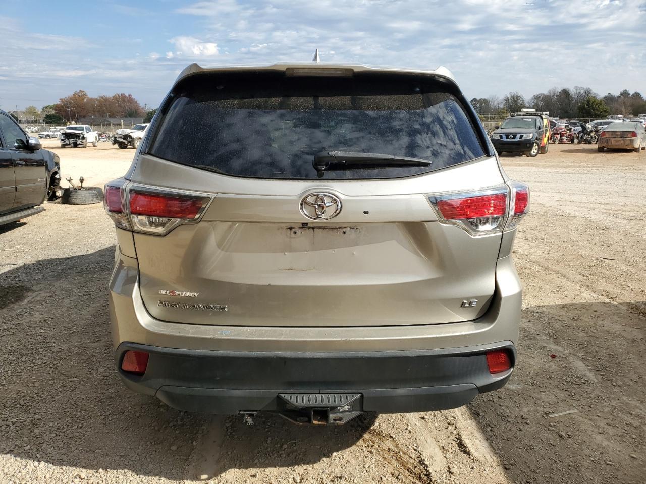 5TDZKRFH6FS103870 2015 Toyota Highlander Le