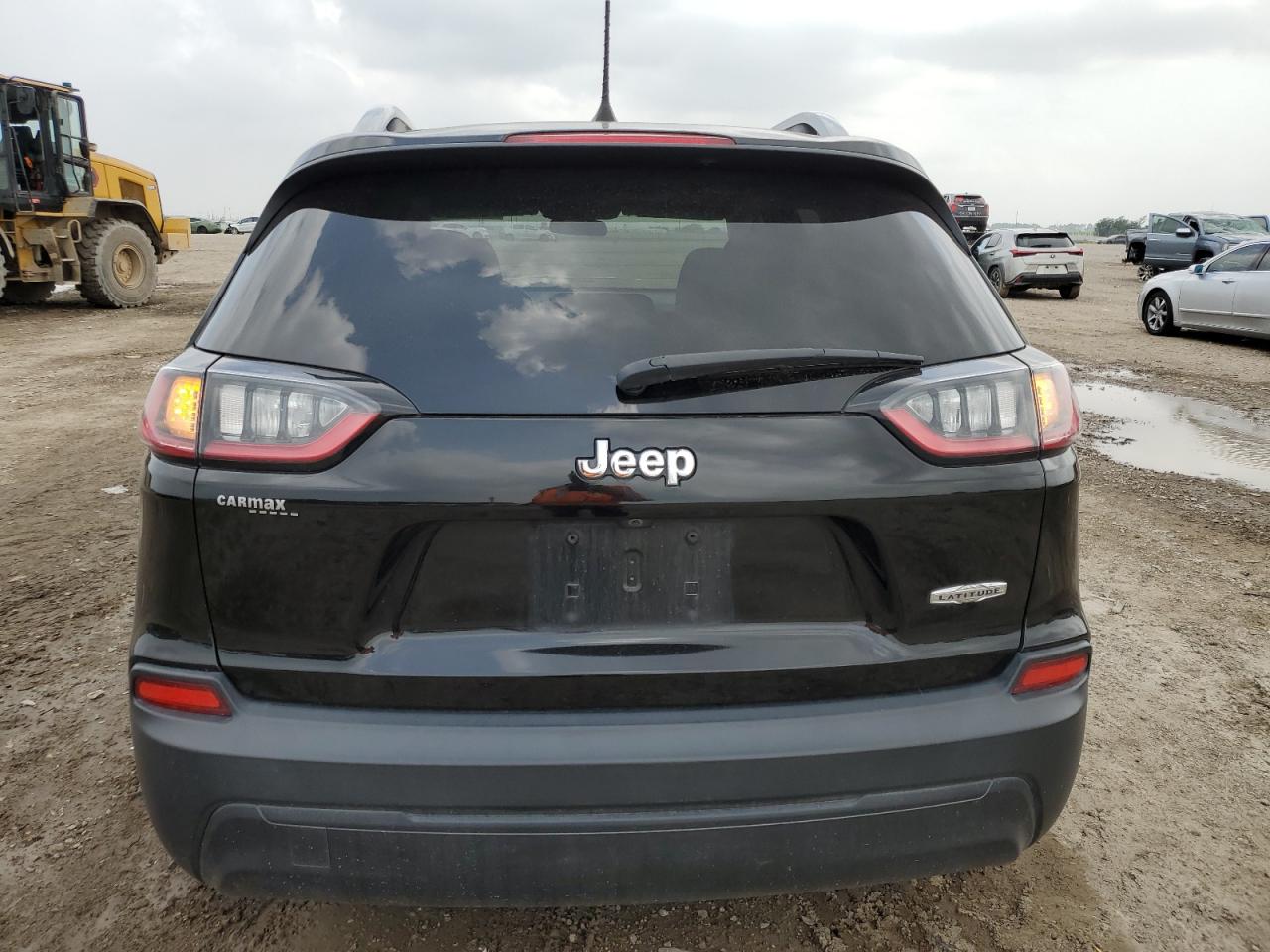 1C4PJLCB2KD108982 2019 Jeep Cherokee Latitude