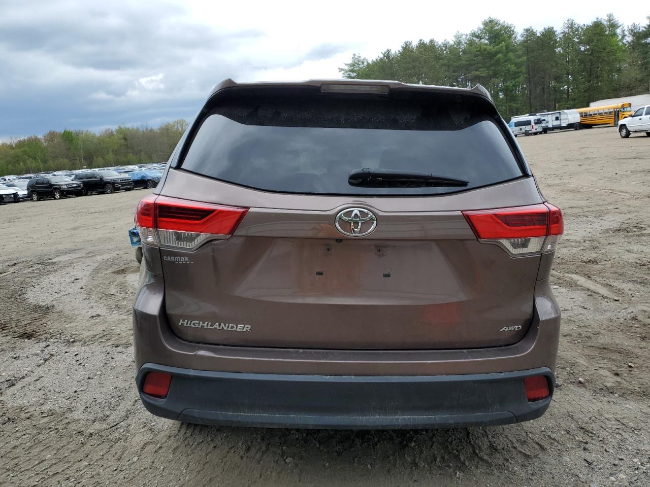 5TDBZRFH6HS377540 2017 Toyota Highlander Le