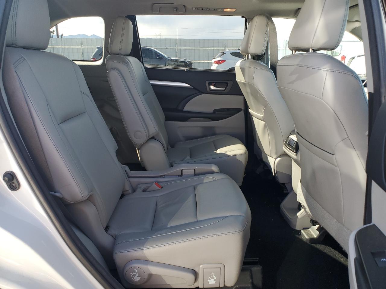 5TDJZRFH1JS541956 2018 Toyota Highlander Se