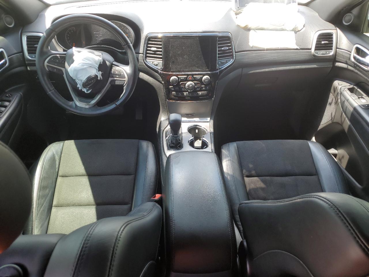 1C4RJEAG0LC392946 2020 Jeep Grand Cherokee Laredo