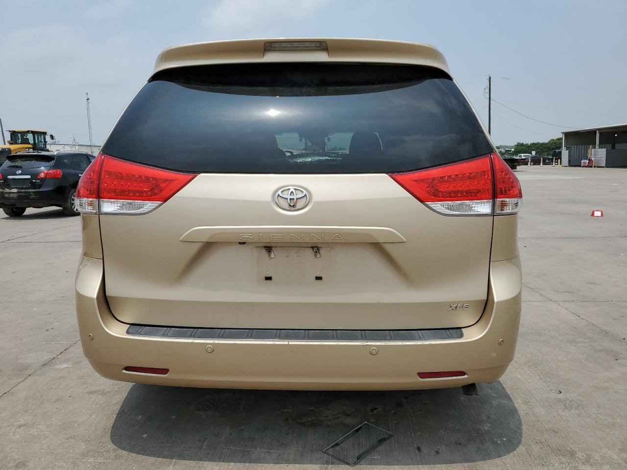 2014 Toyota Sienna Xle vin: 5TDYK3DC2ES522121