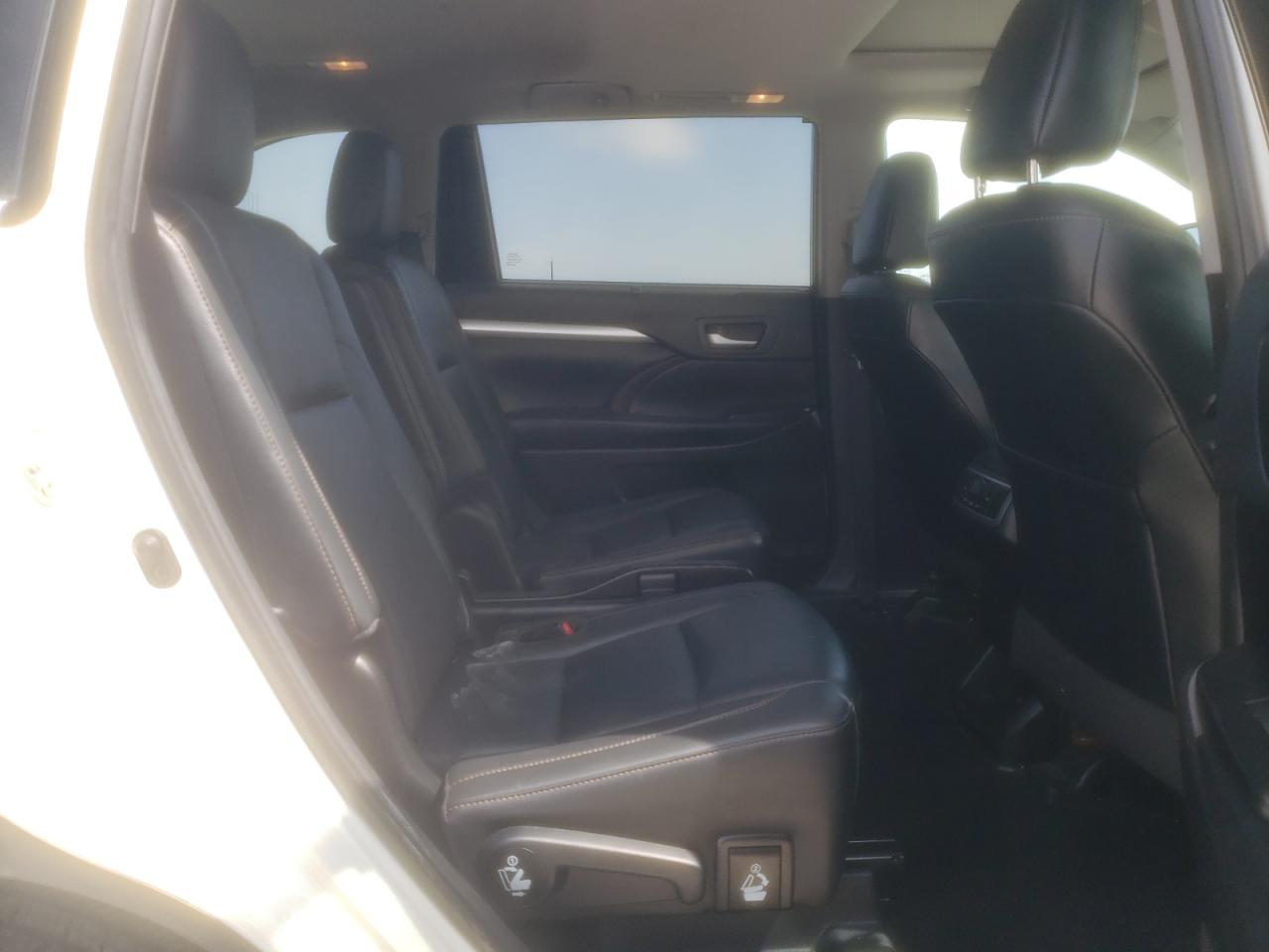 5TDKZRFH4KS567411 2019 Toyota Highlander Se