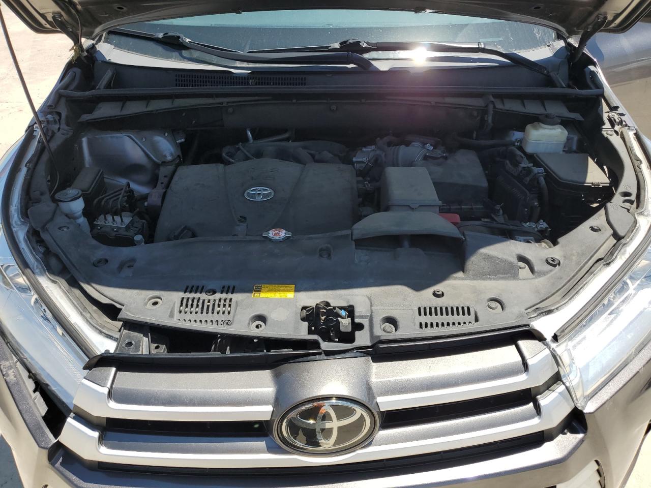 5TDZZRFH3HS228629 2017 Toyota Highlander Le