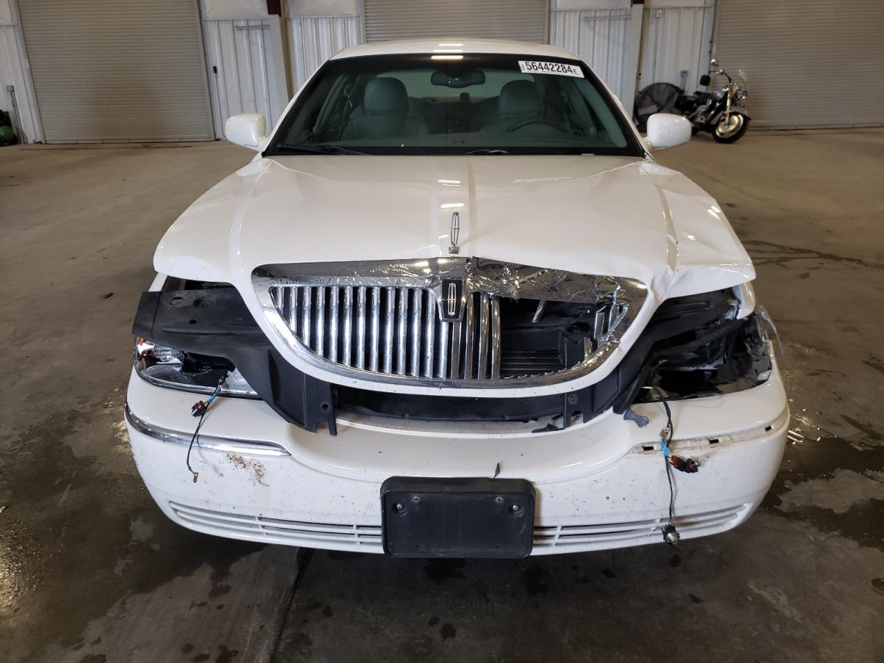 1LNHM81W04Y670885 2004 Lincoln Town Car Executive