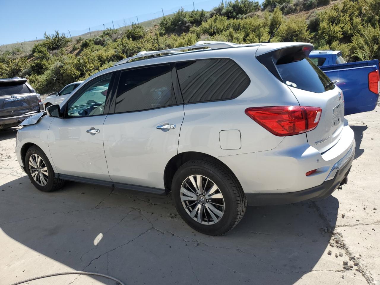 2018 Nissan Pathfinder S vin: 5N1DR2MM9JC615741