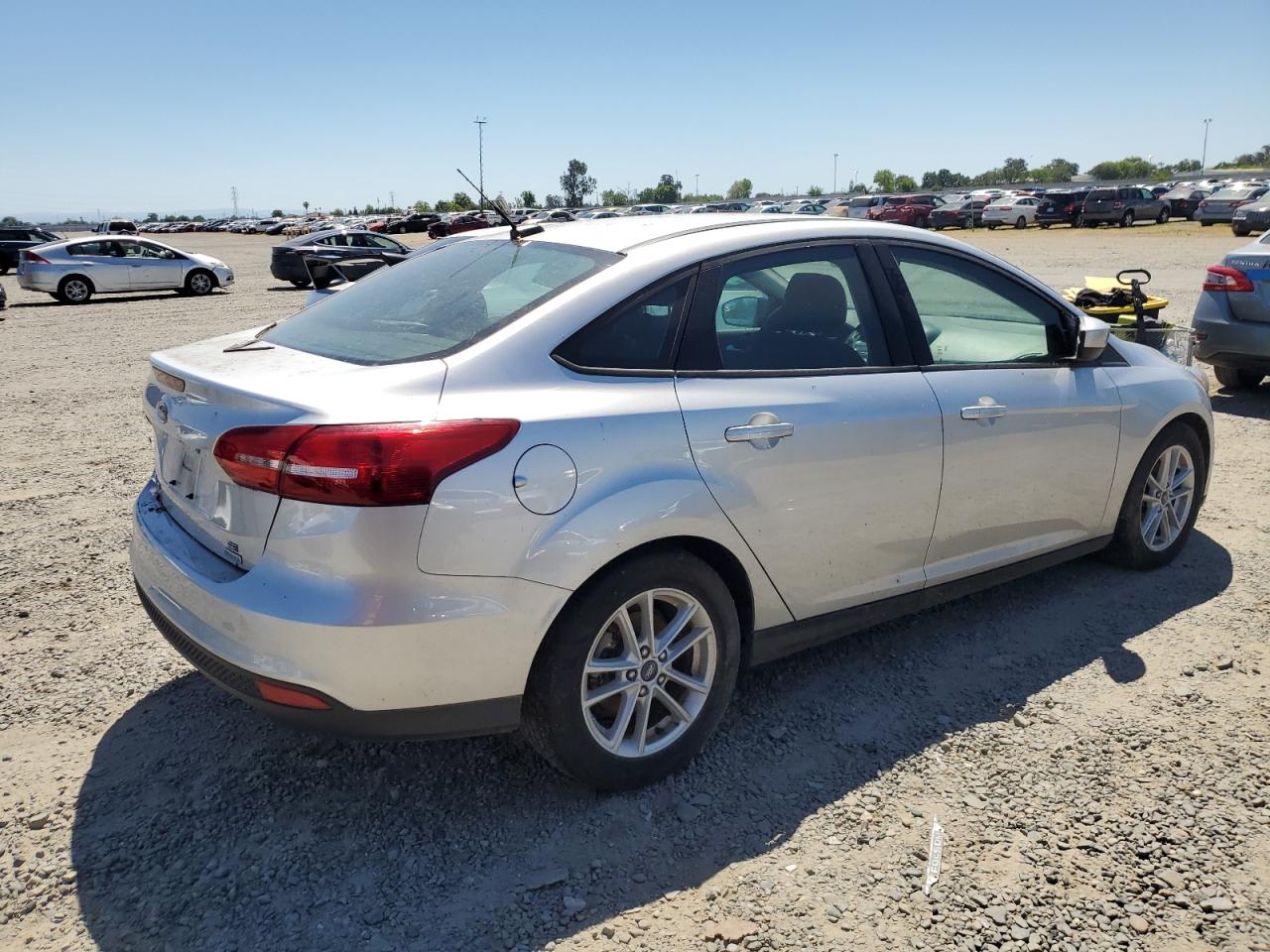 2018 Ford Focus Se vin: 1FADP3FE9JL224326