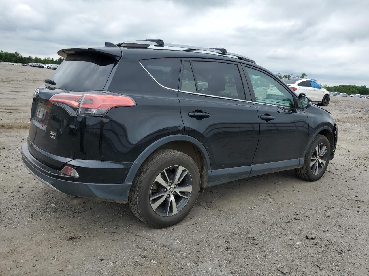 2T3RFREV2HW639406 2017 Toyota Rav4 Xle