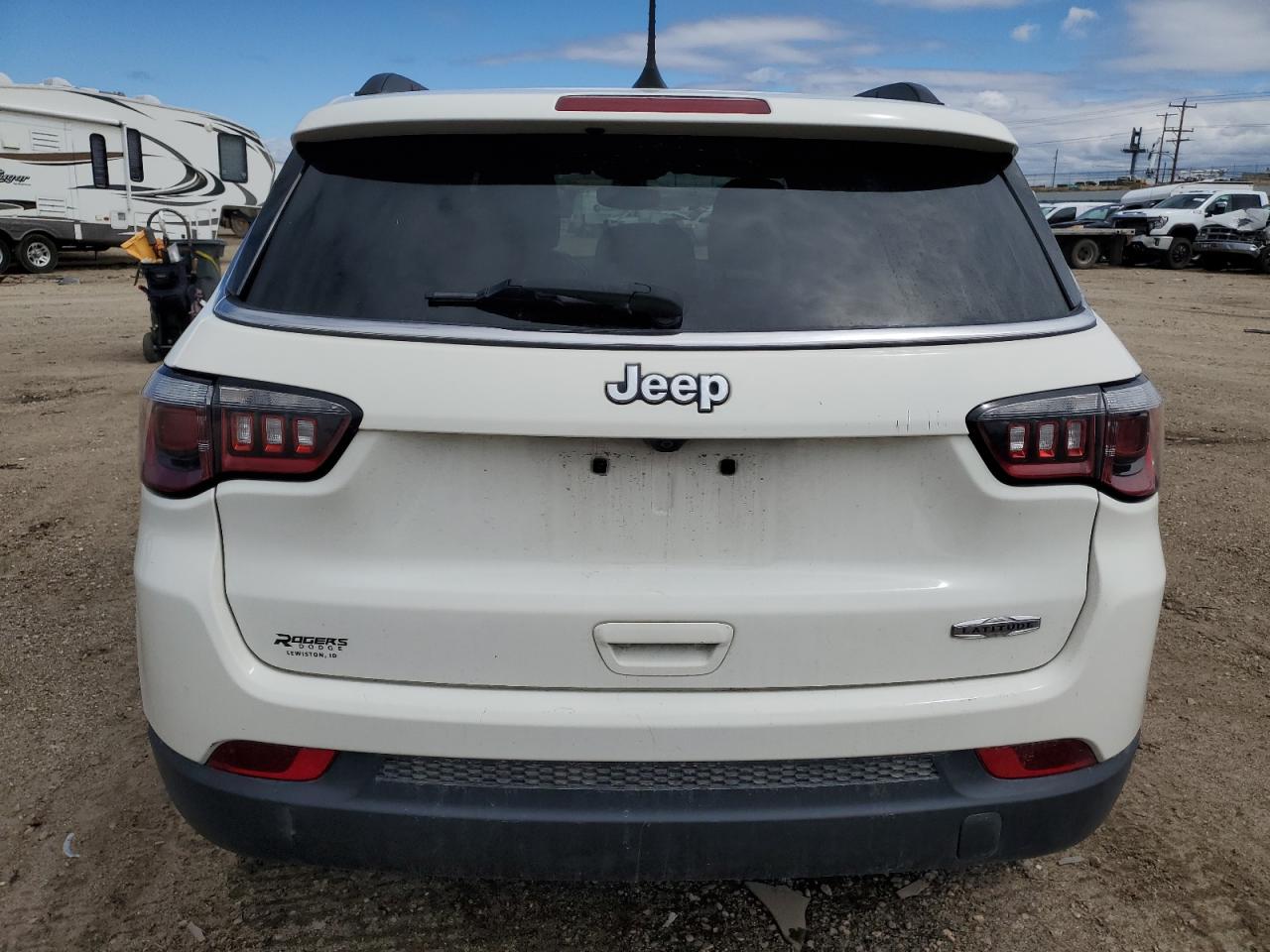 3C4NJDBB5JT480114 2018 Jeep Compass Latitude