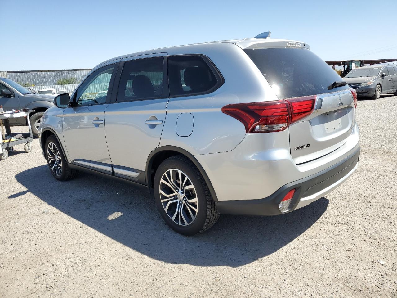 JA4AD2A34JJ005575 2018 Mitsubishi Outlander Es