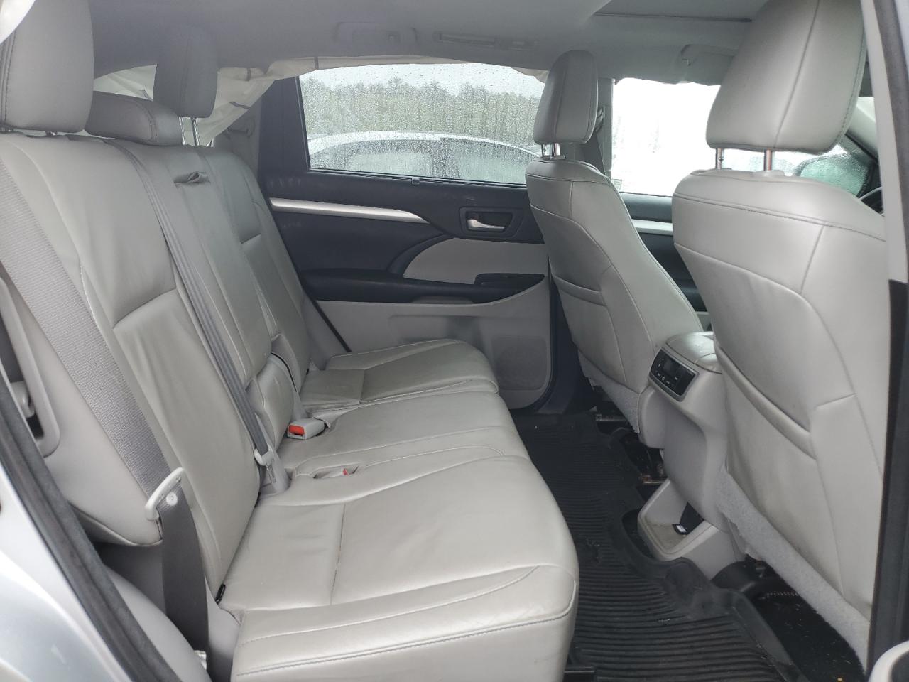 5TDJZRFH8JS826010 2018 Toyota Highlander Se