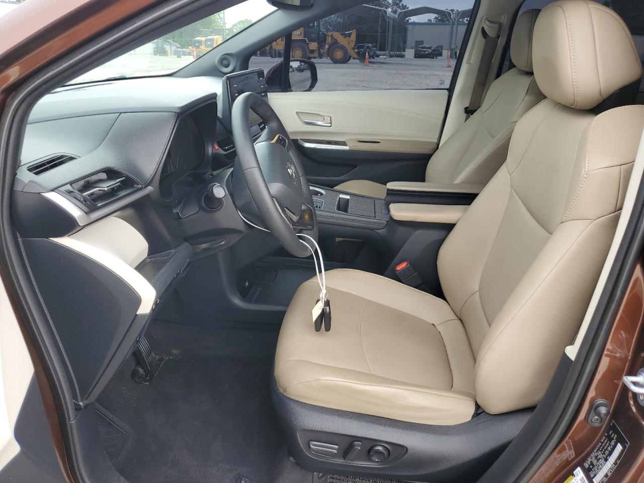 5TDJRKEC1MS068125 2021 Toyota Sienna Xle