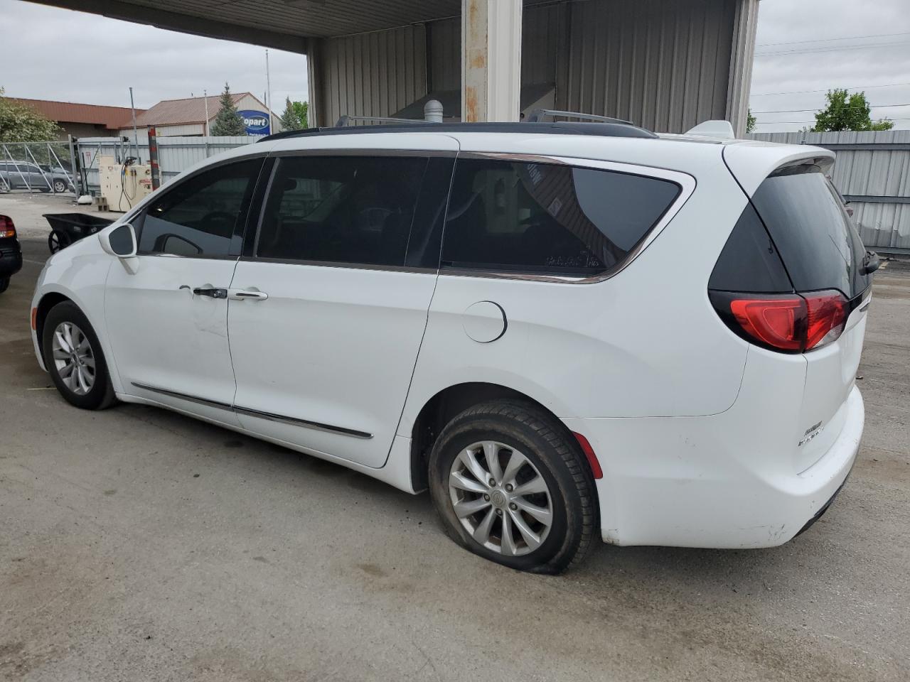 2017 Chrysler Pacifica Touring L vin: 2C4RC1BG2HR675946