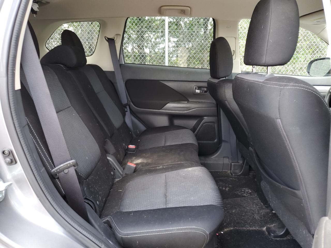 JA4AZ3A38JZ057185 2018 Mitsubishi Outlander Se