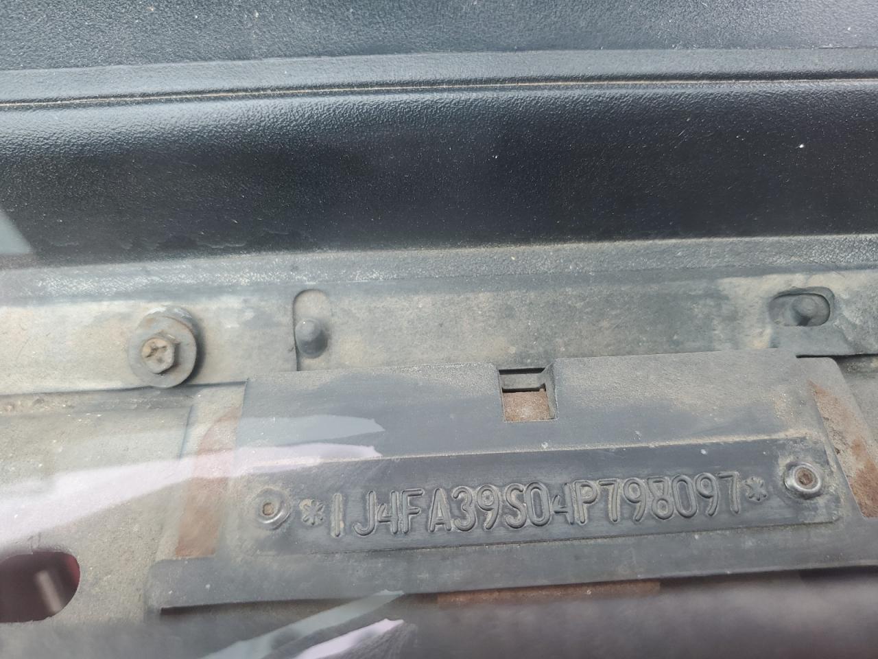 1J4FA39S04P798097 2004 Jeep Wrangler X