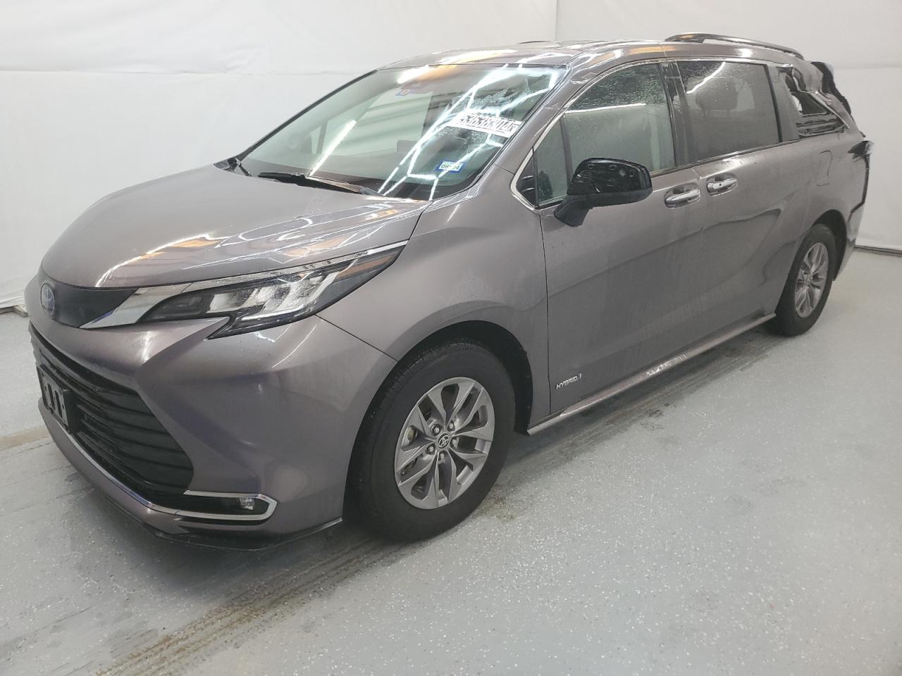 5TDJRKECXMS064381 2021 Toyota Sienna Xle