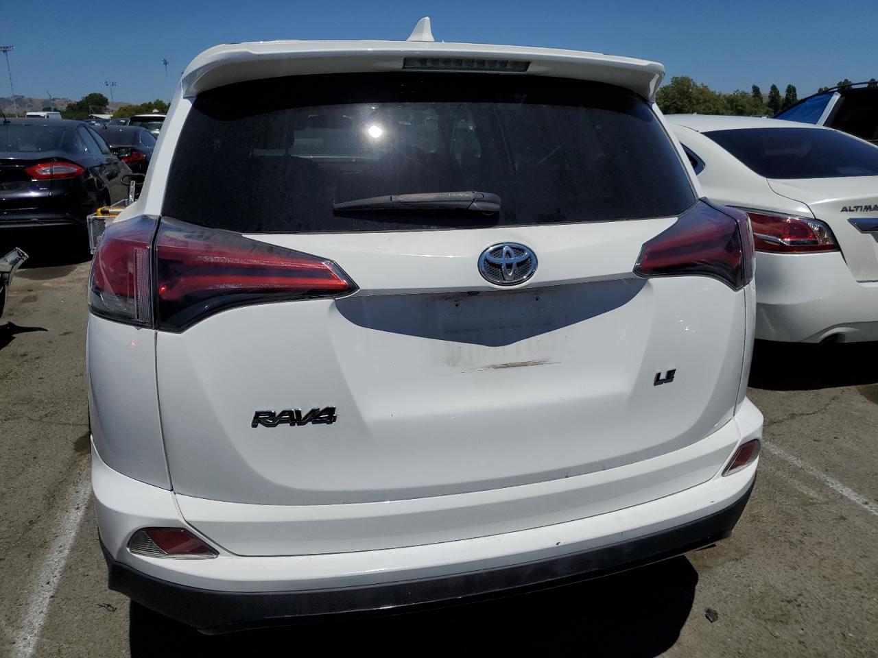 2T3ZFREVXJW512778 2018 Toyota Rav4 Le