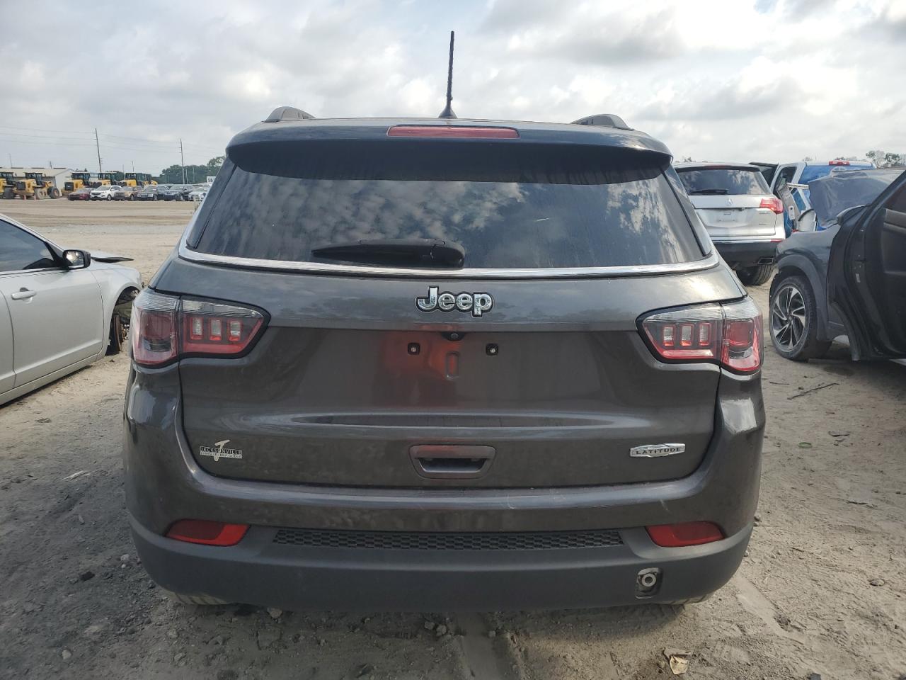 3C4NJCBB2JT308942 2018 Jeep Compass Latitude