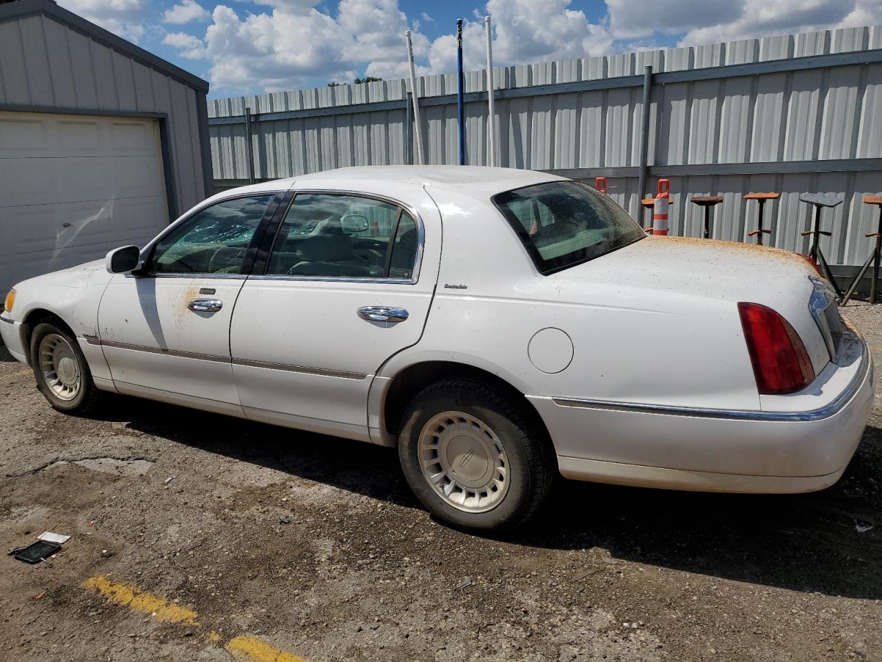 1LNHM81W4YY821717 2000 Lincoln Town Car Executive