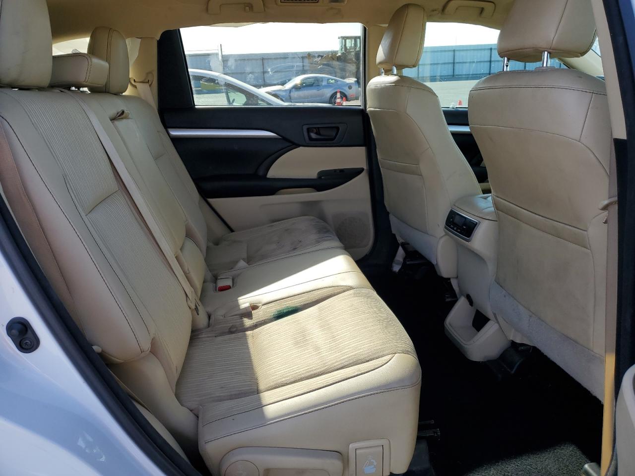 5TDZKRFH4GS185552 2016 Toyota Highlander Le