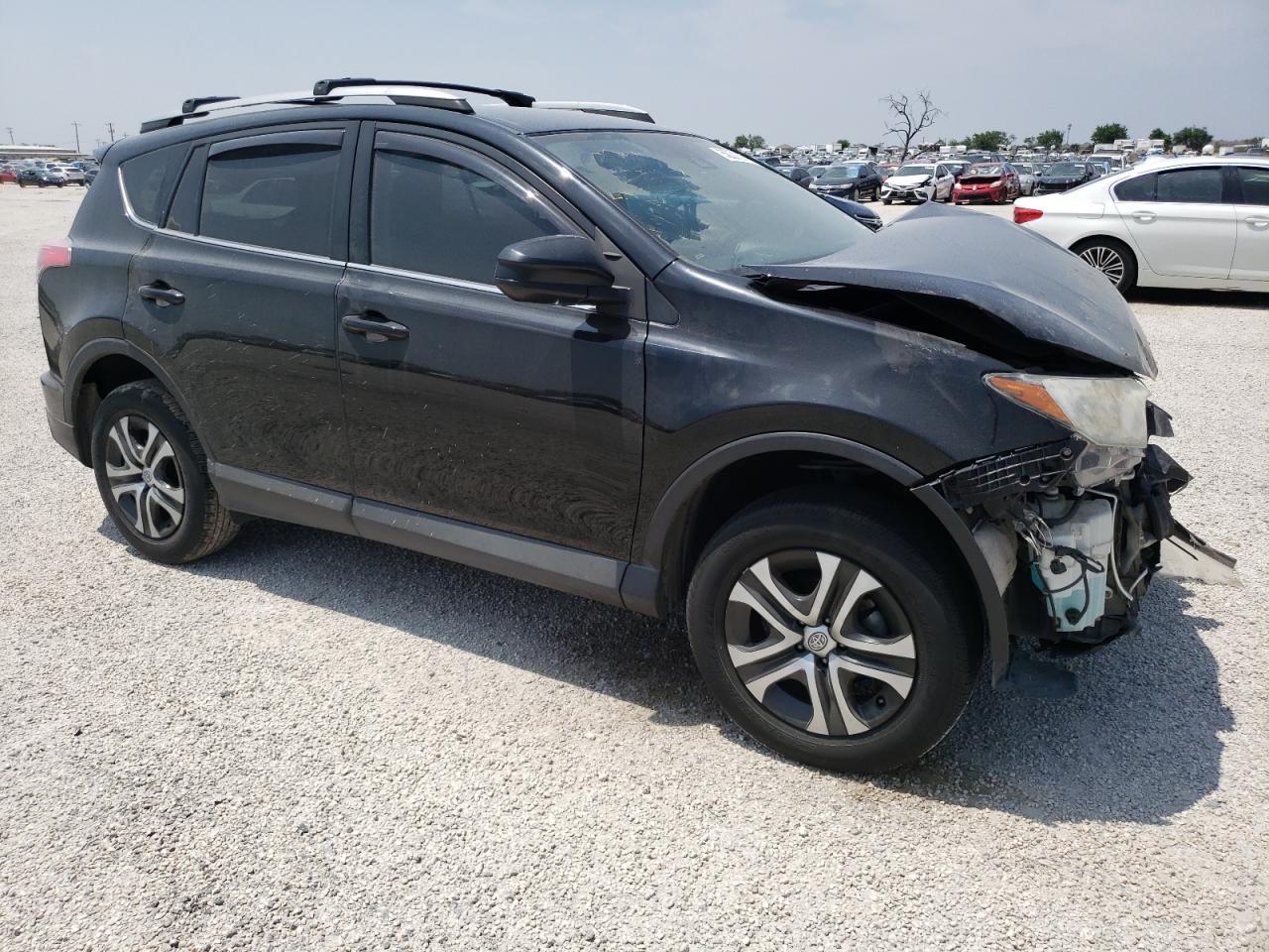 2T3BFREV9JW833129 2018 Toyota Rav4 Le