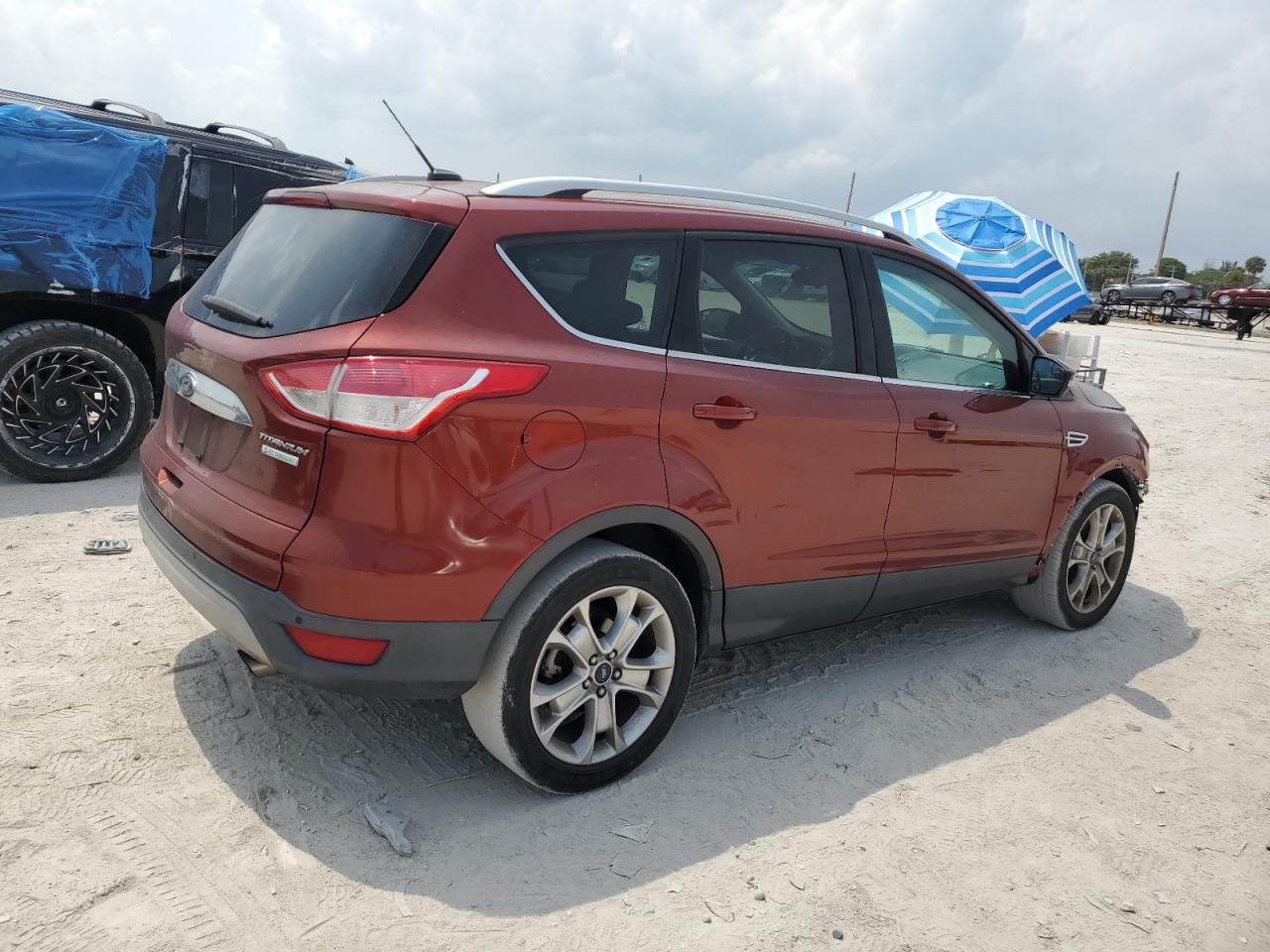 1FMCU0J94FUA94718 2015 Ford Escape Titanium