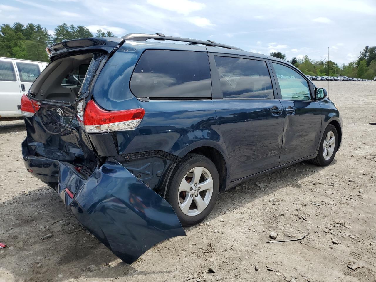 5TDKK3DC5BS026618 2011 Toyota Sienna Le