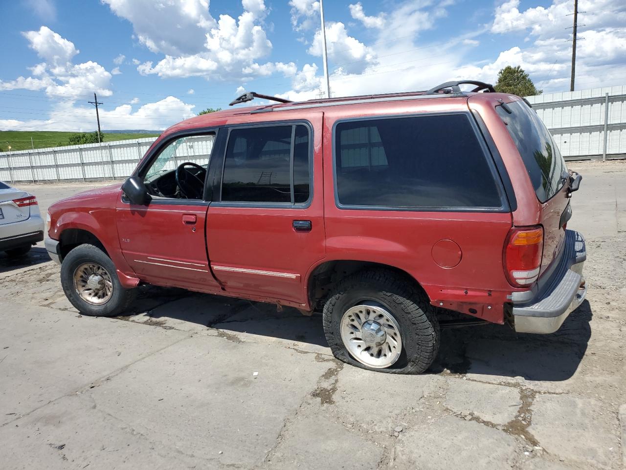 1FMZU73E4YUB20024 2000 Ford Explorer Xlt